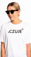 biała koszulka czuje