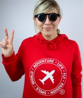 czerwona bluza z samolotem czuje